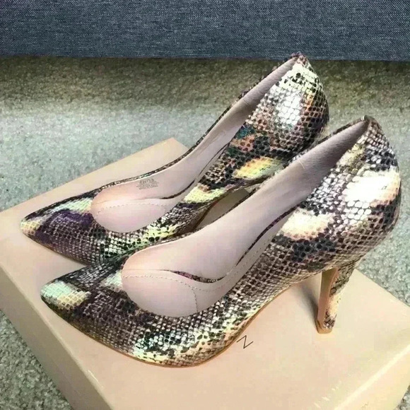 BCBGeneration Cielo Multi Iris Snake Pump - Picture 3 of 14